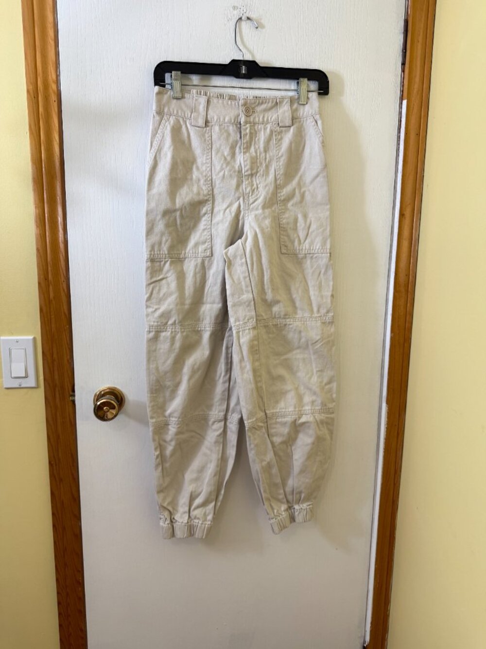 Aritzia TNA Beige Cargo Jogger Pants Size Small - Picture 7 of 8